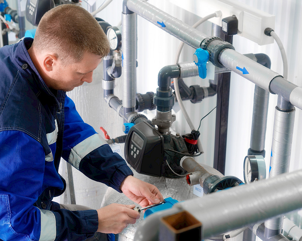 Handwerker kontrolliert Rohre zur individuellen Bekämpfung der Ursache des Wasserschadens durch MaNos Abdichtungstechnik in Hamburg