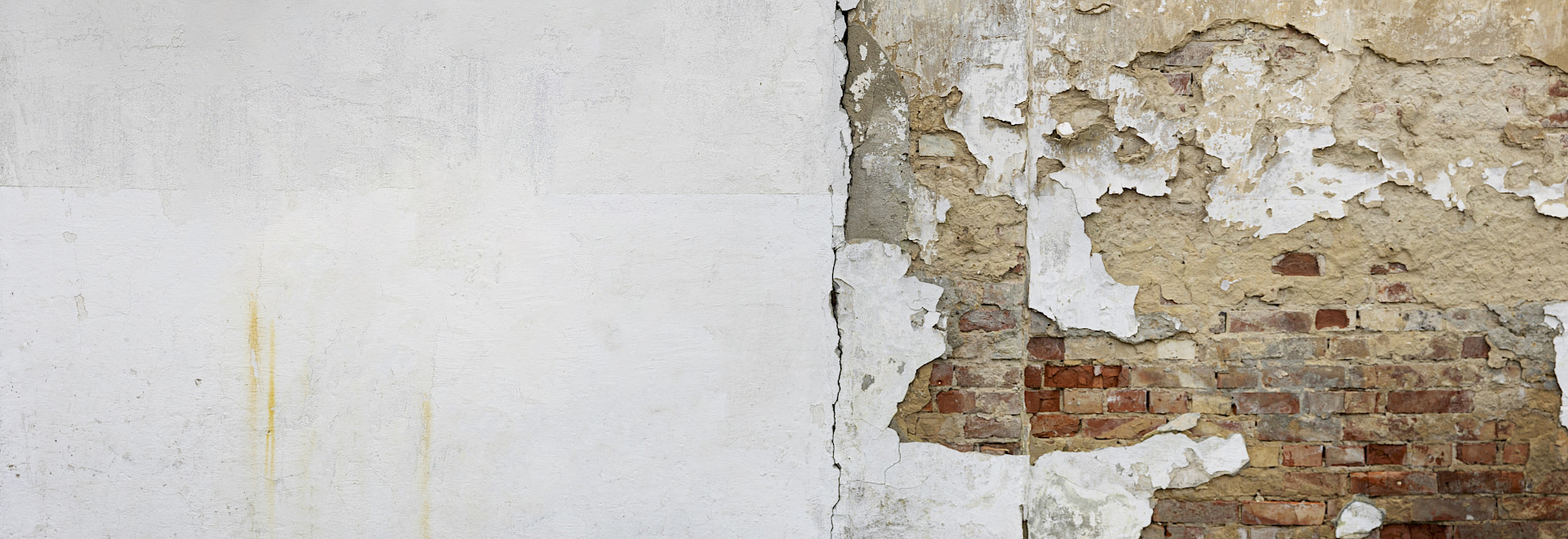 Durch Wasser beschädigte Hausfassade die abgedichtet werden sollte