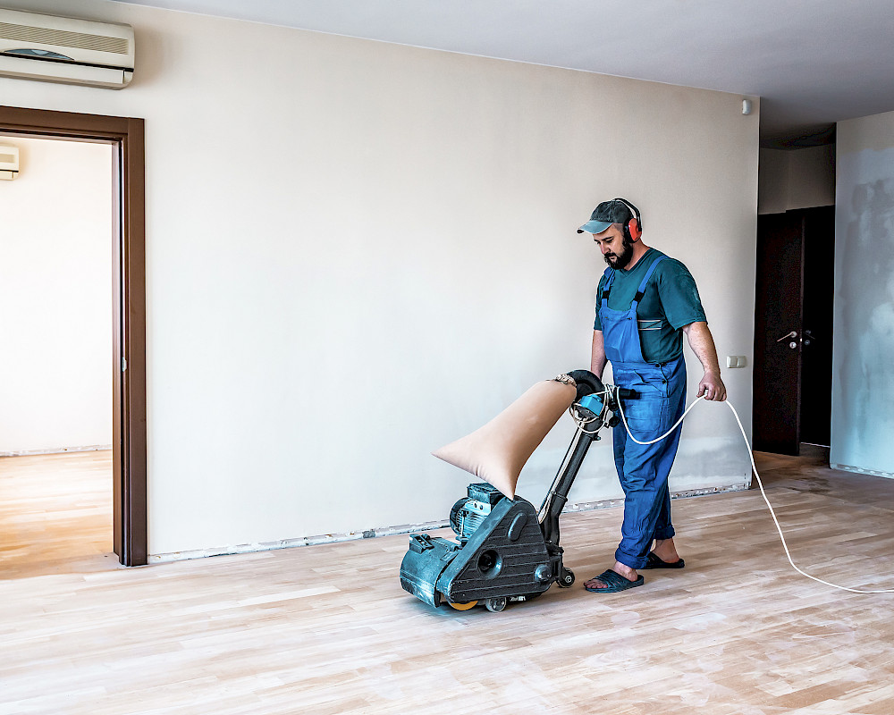 Reinigung des Bodens nach Renovierung und Trockenlegung des Wohnraums durch MaNos Abdichtungstechnik in Hamburg