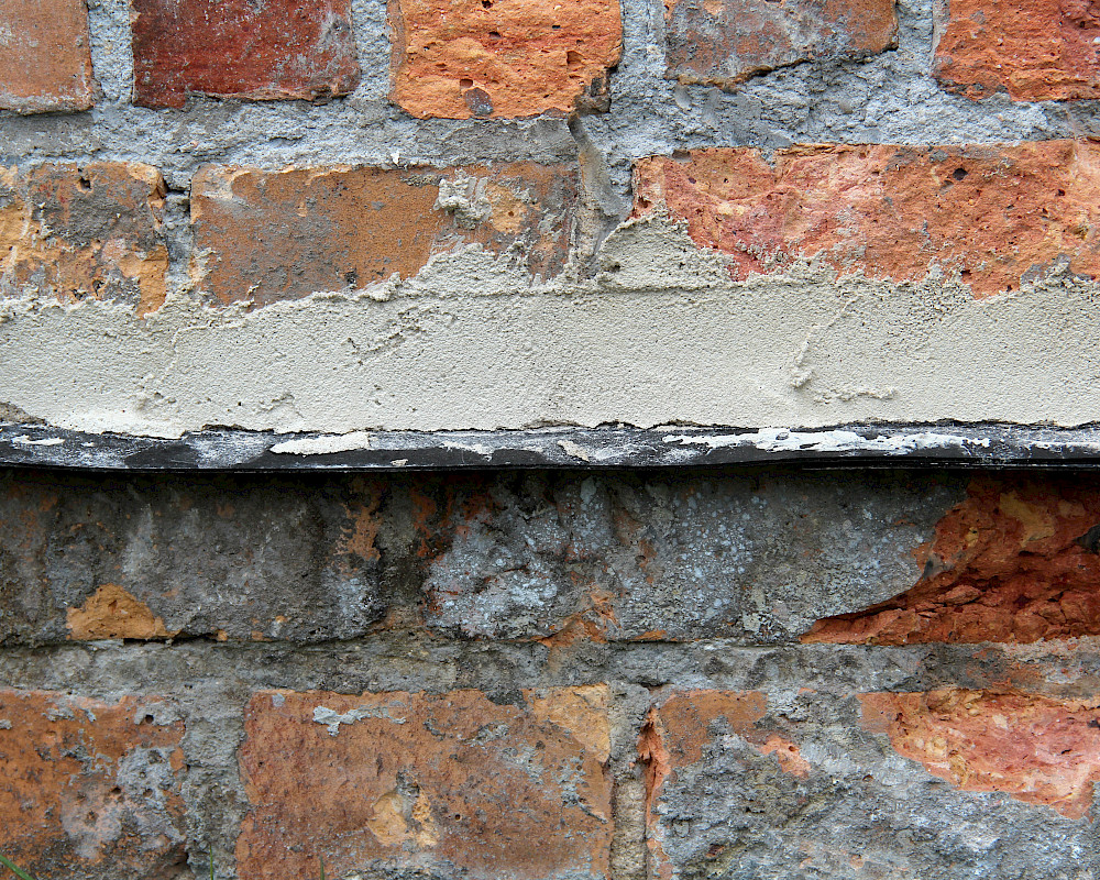 Kellerwand mit installierter und verspachtelter Horizontalsperre gegen eindringende Feuchtigkeit