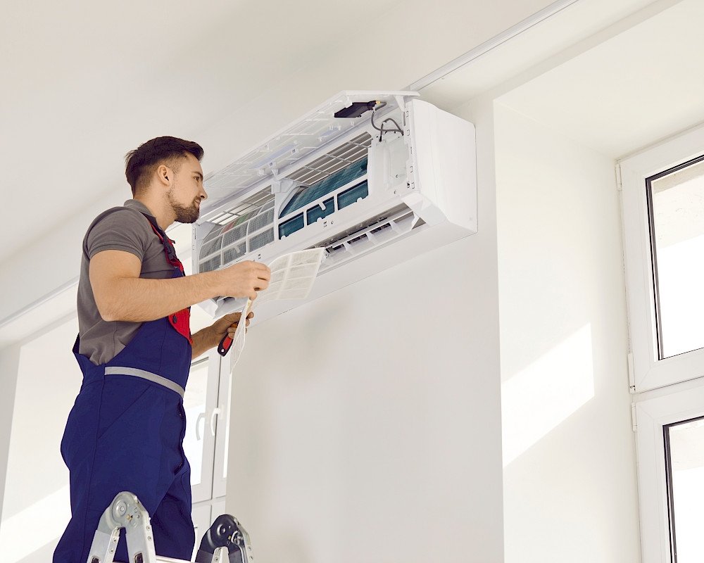 Facharbeiter bei MaNos Abdichtungstechnik überprüft Durchlüftung und repariert Klimaanlage