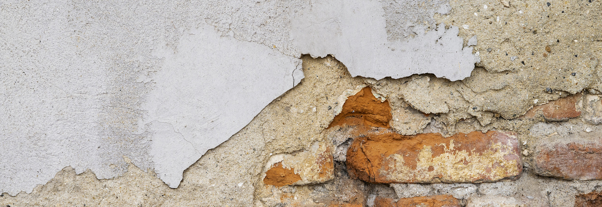 Abblätternder Putz durch aufsteigende Feuchtigkeit