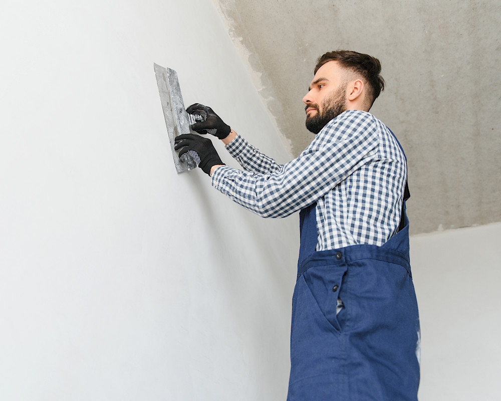 Facharbeiter von MaNos Abdichtungstechnik in Hamburg verspachtelt Wand nach Sanierung Facharbeiter von MaNos Abdichtungstechnik in Hamburg verspachtelt Wand nach Sanierung