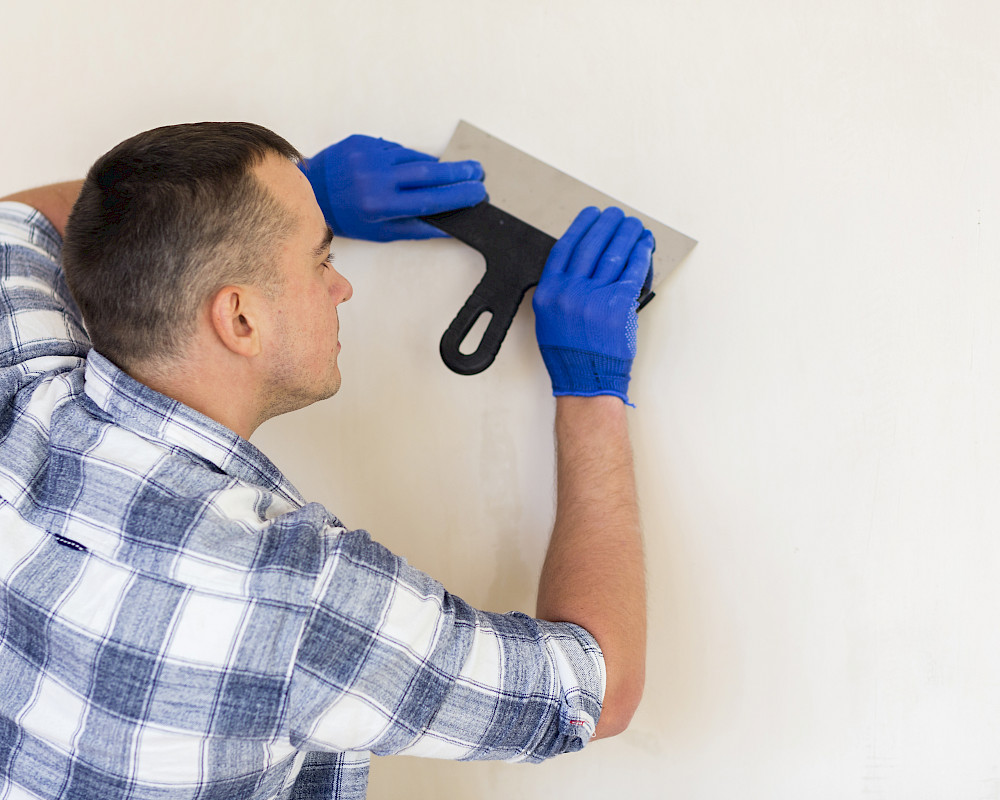 Facharbeiter von MaNos Abdichtungstechnik in Hamburg saniert Hauswand