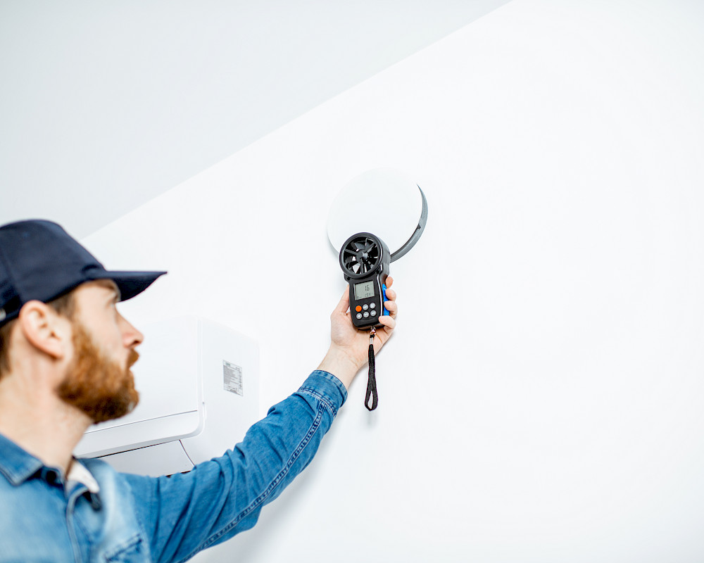 Facharbeiter von MaNos Abdichtungstechnik in Hamburg misst Feuchtigkeit an Hauswand im Rahmen der ganzheitlichen Schimmelsanierung